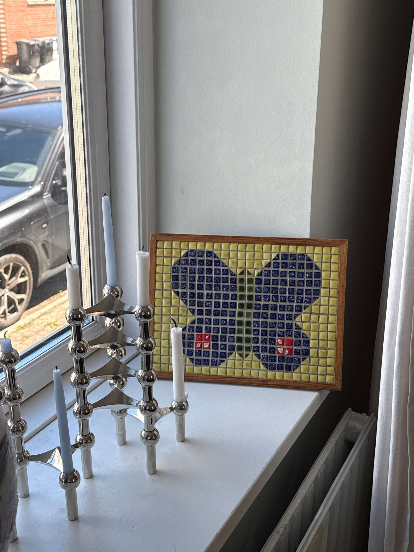 Træramme med mosaik- og flisekunst