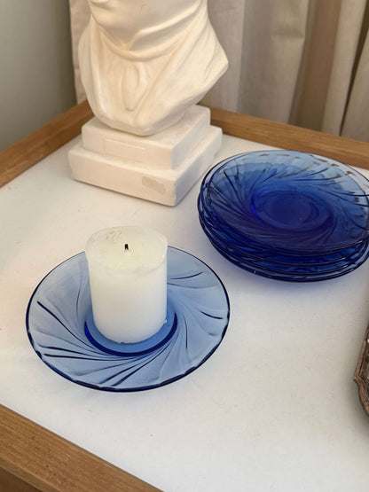 Blå desserttallerkener i glas