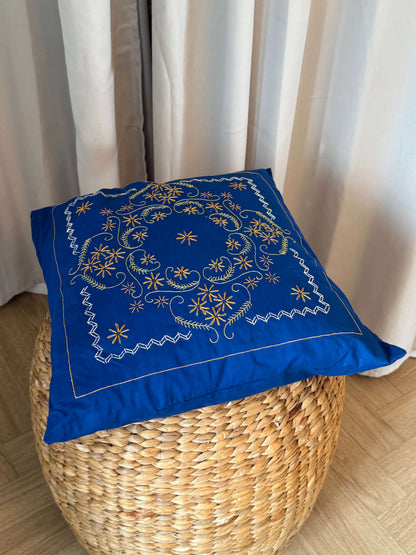 Kongeblå bomuldspude med broderi