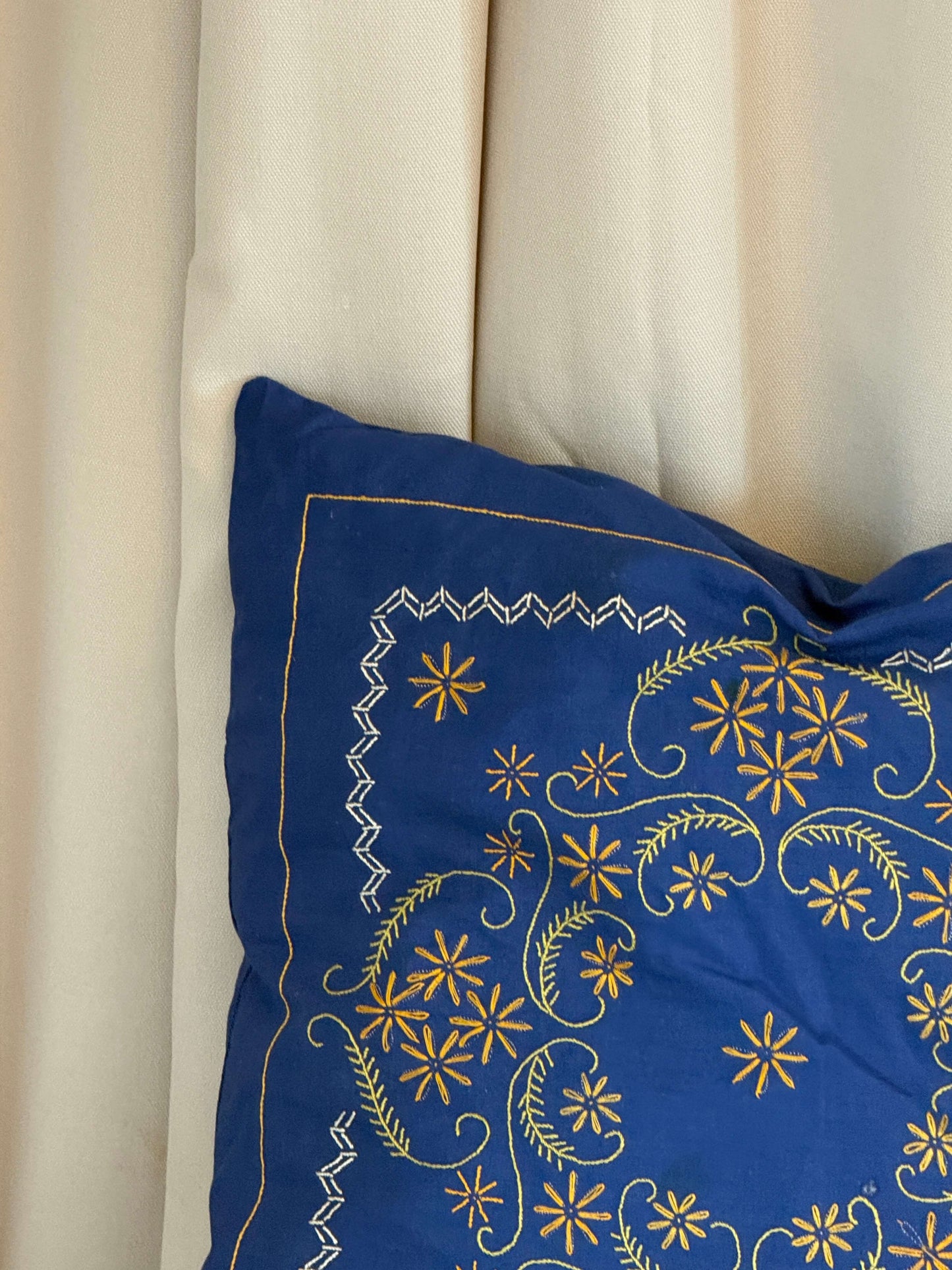 Kongeblå bomuldspude med broderi