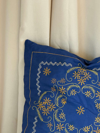 Kongeblå bomuldspude med broderi