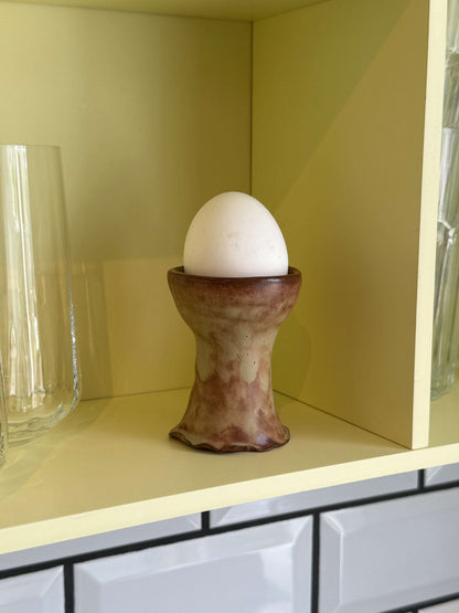 Keramikskulptur i brunlige nuancer