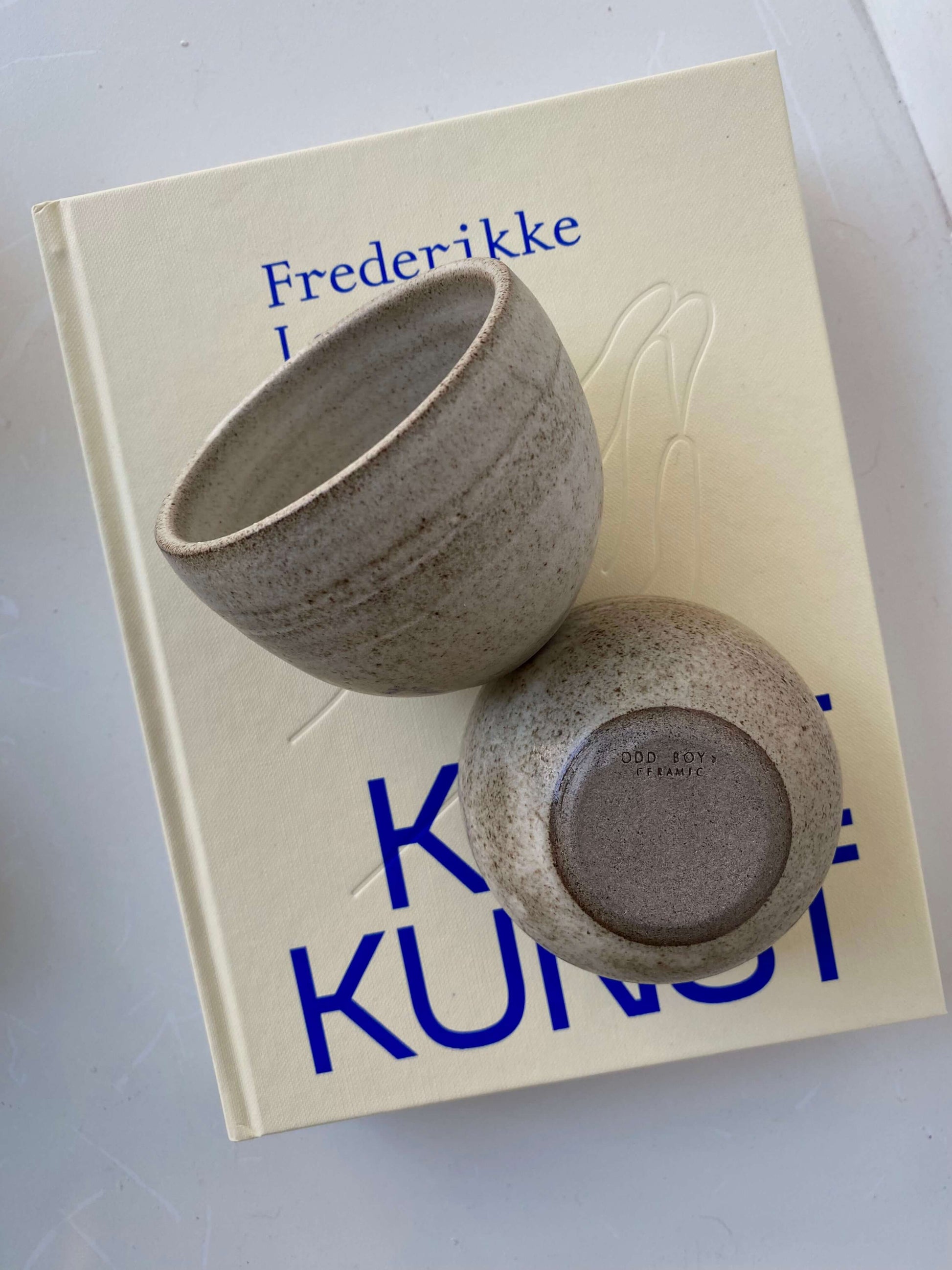 Håndlavet keramik kaffekop fra Odd Boys Ceramics i lys nuance