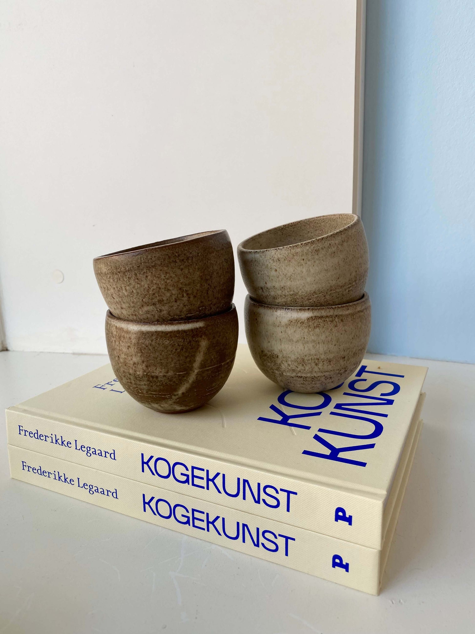 Smukke flat white kopper i både lyse og mørke farver