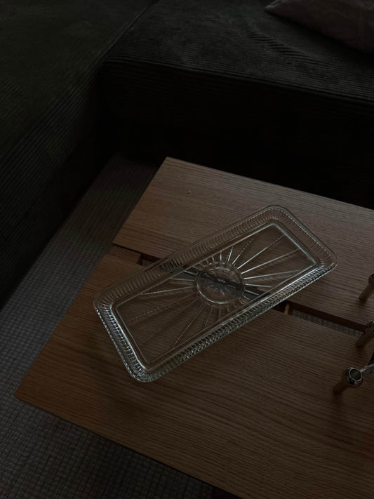 Langt glasfad i smukt mønster