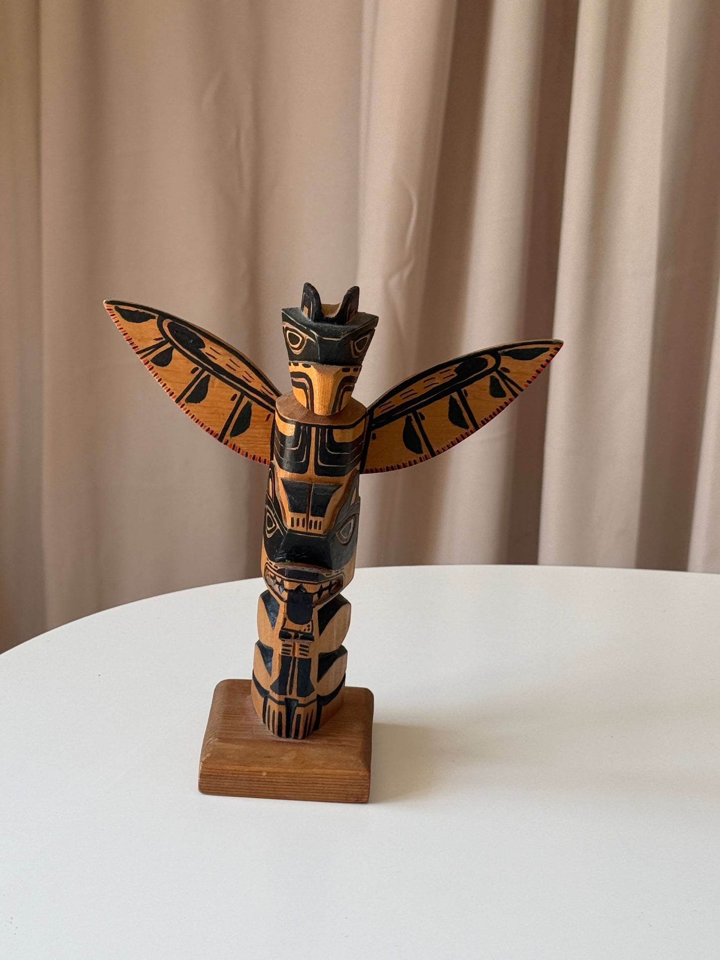 Træskulptur med vinger