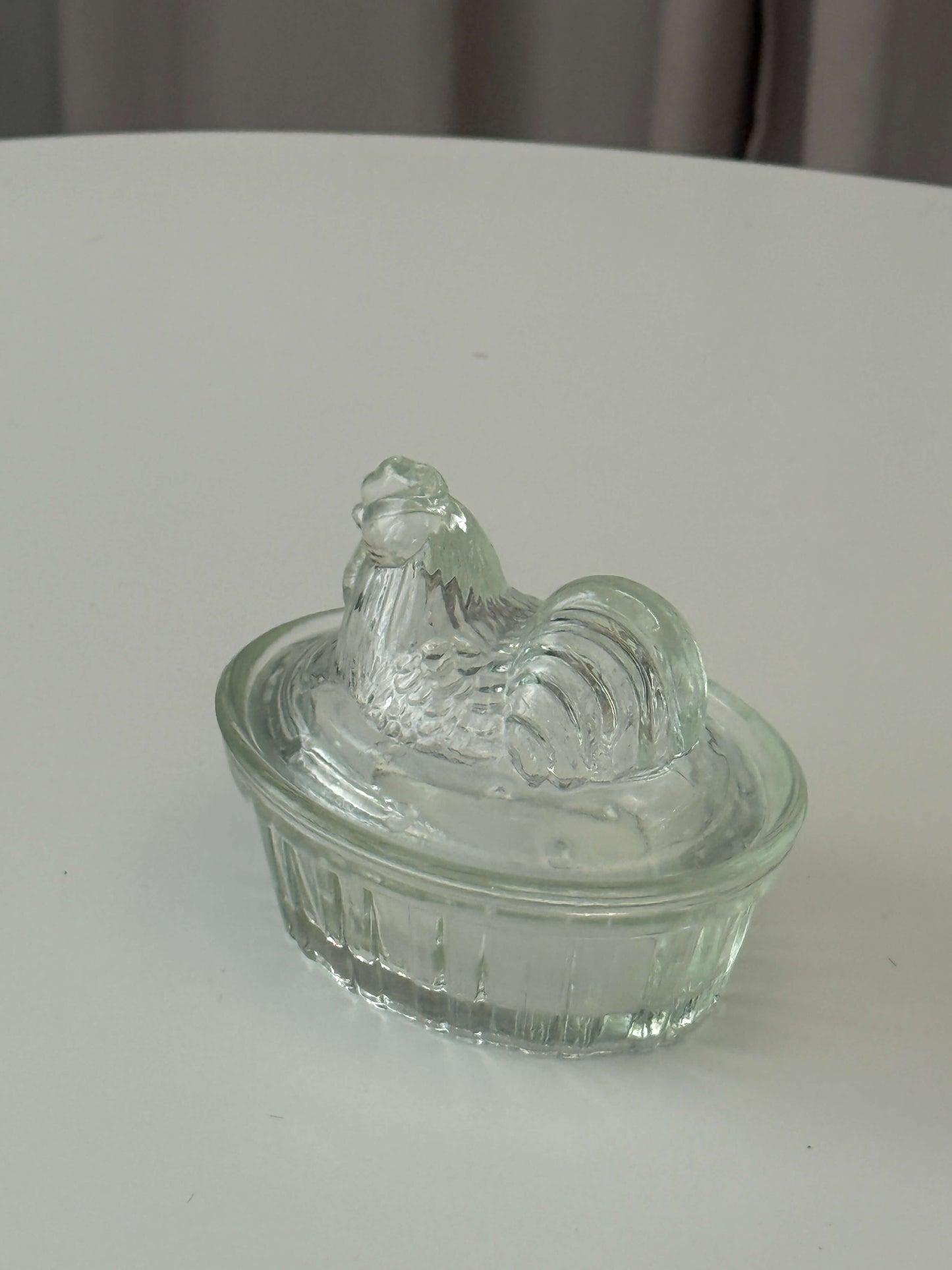 Glasbeholder med høne