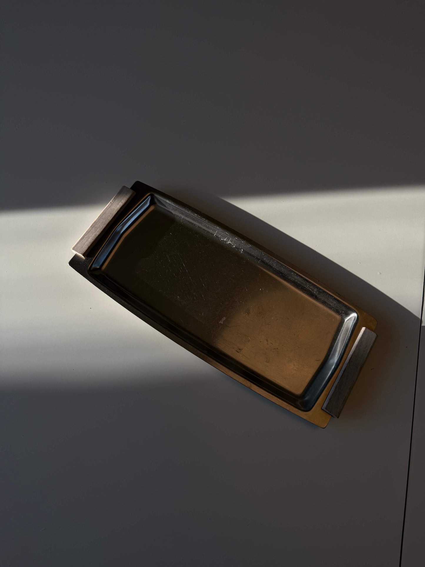 Stålbakke med træhåndtag