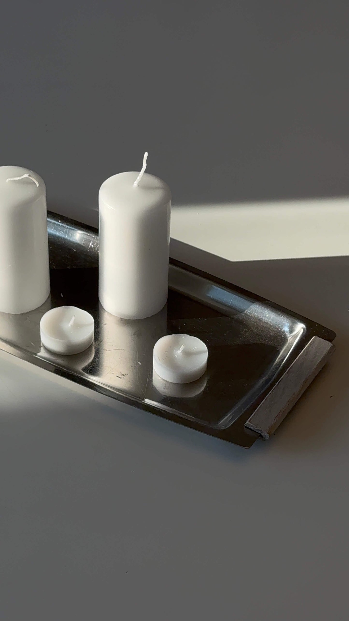 Stålbakke med træhåndtag