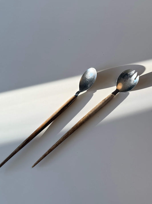 Salatbestik i stål med træhåndtag