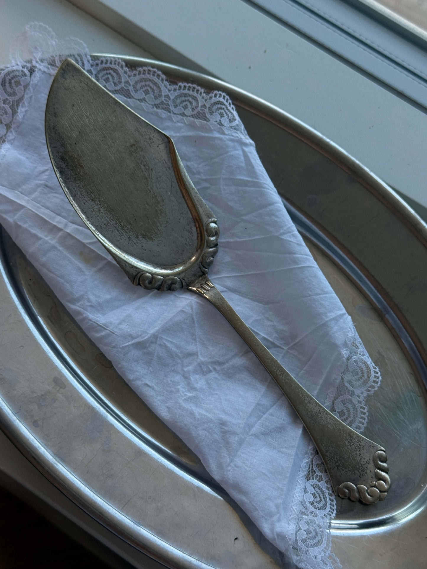 Stor kagekniv i romantisk stil