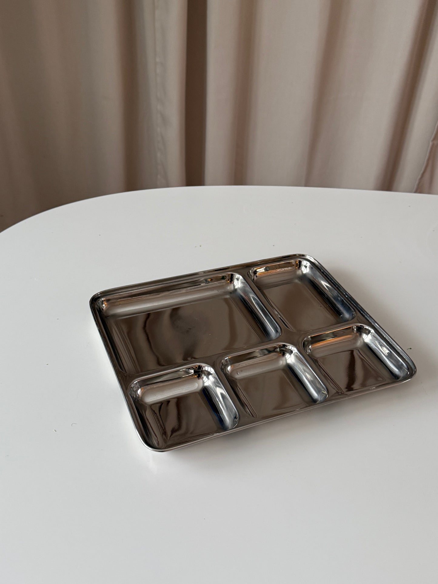 Stålfad med opdeling