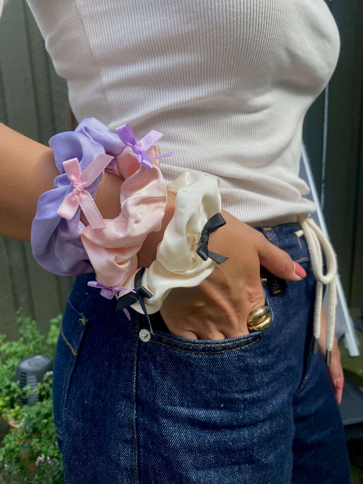 Bow Scrunchies som armbånd og hårpynt i elegante pastelfarver.