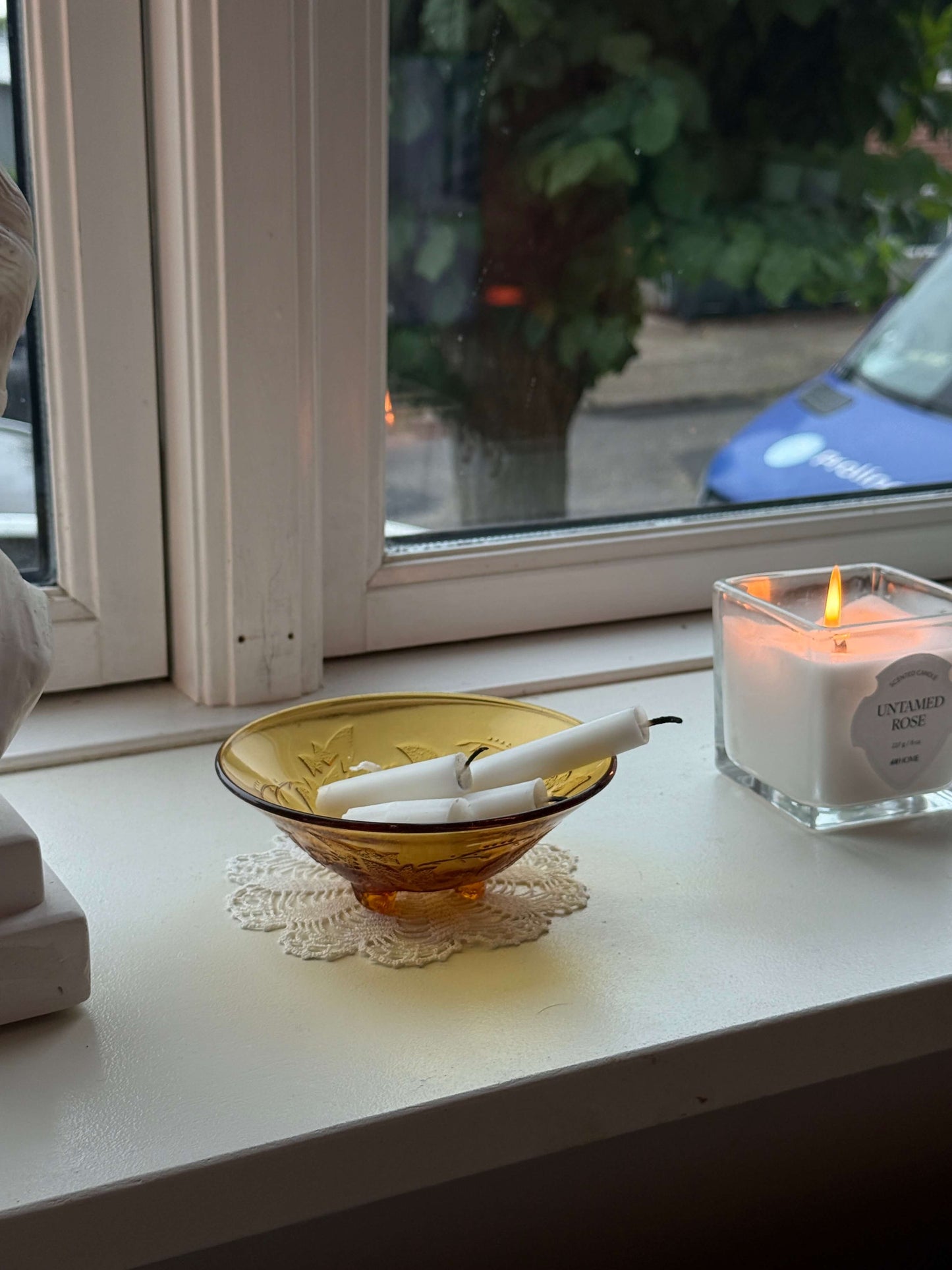 Orange glasskål på fødder