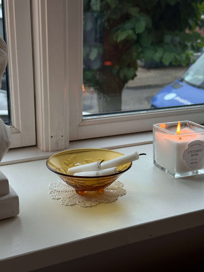 Orange glasskål på fødder