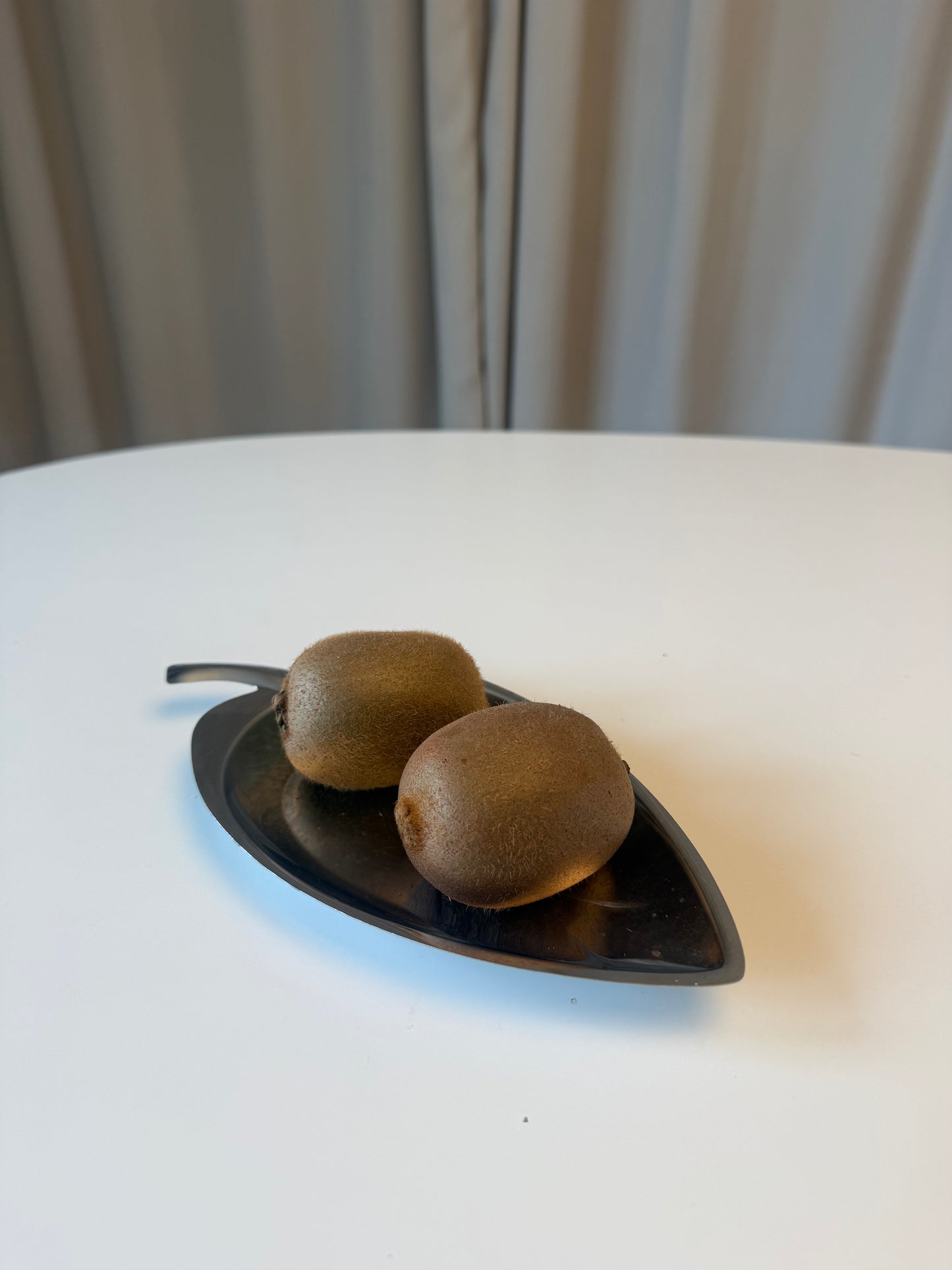 Stålfad formet som et blad