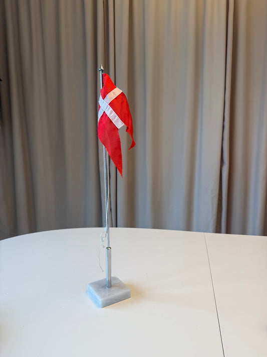 Dannebrog bordflag med marmorfod