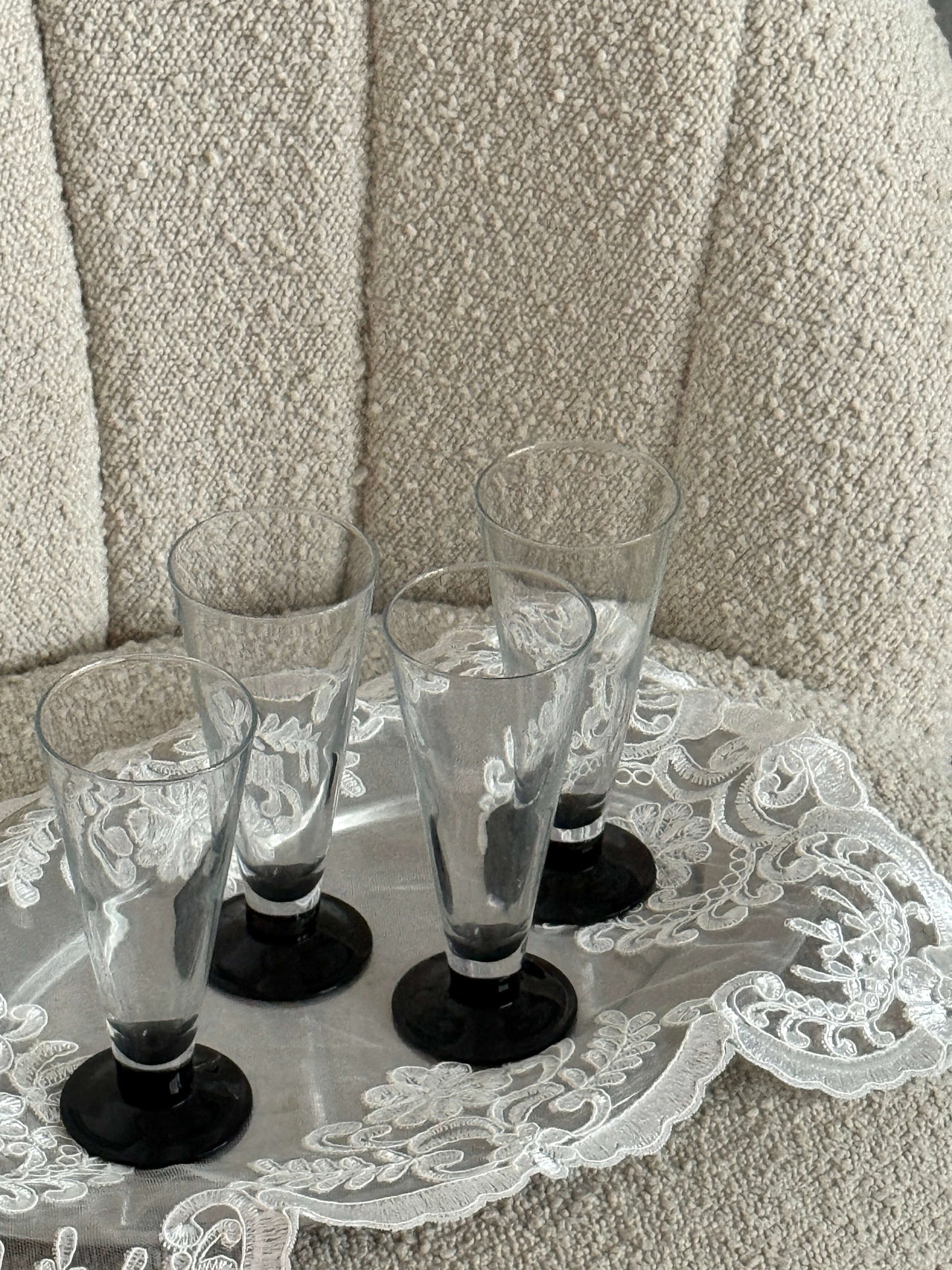 Franske glas på sorte fødder