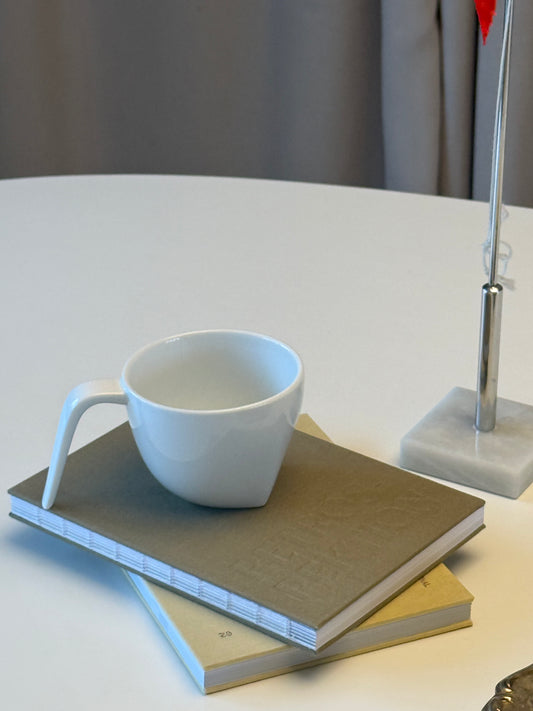 Hvid porcelænskop med lang hank