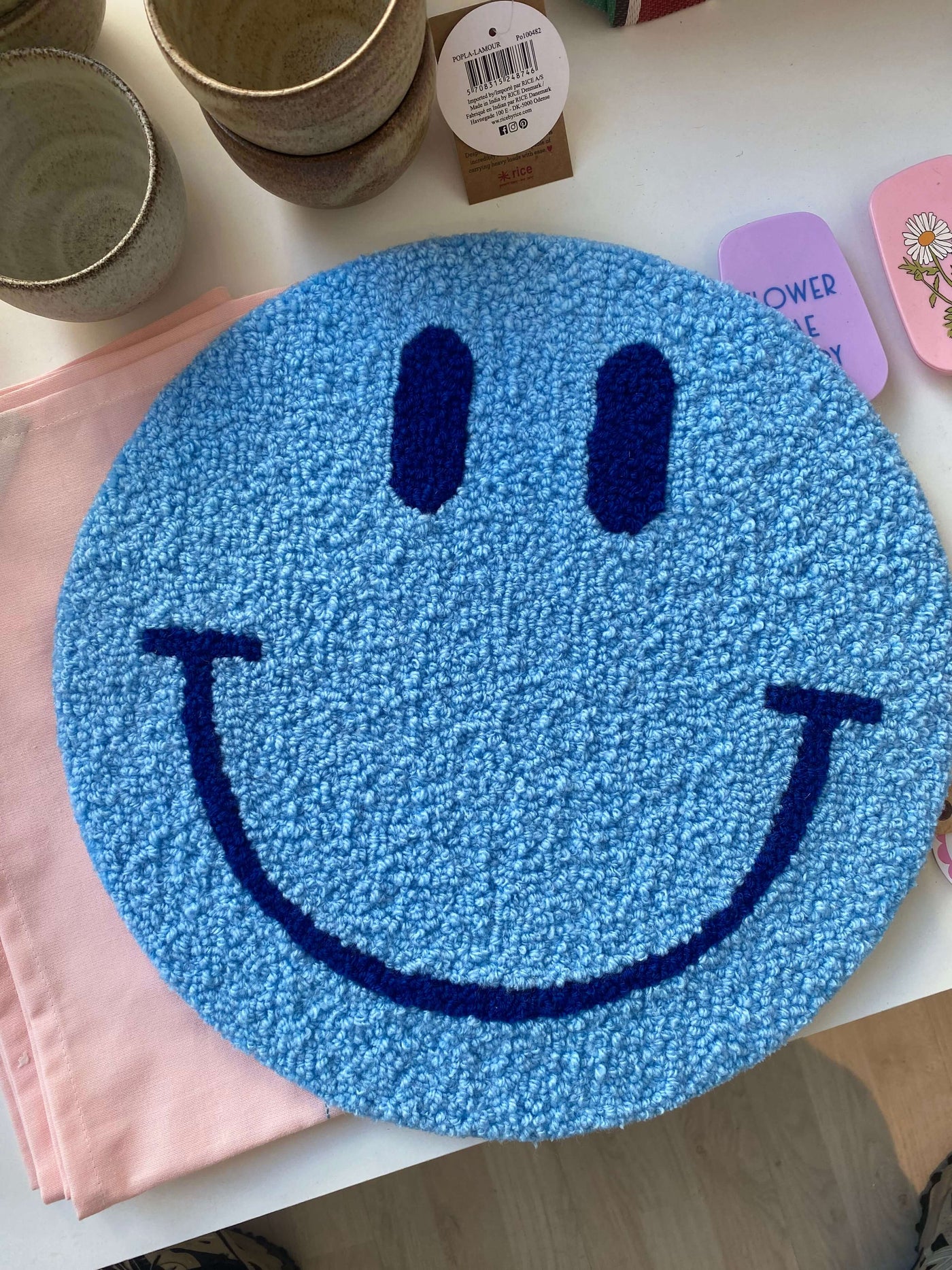 Smiley Vægtæppe (stor) hængt op i hjemmet – stort tuftet vægophæng fra Riis Design