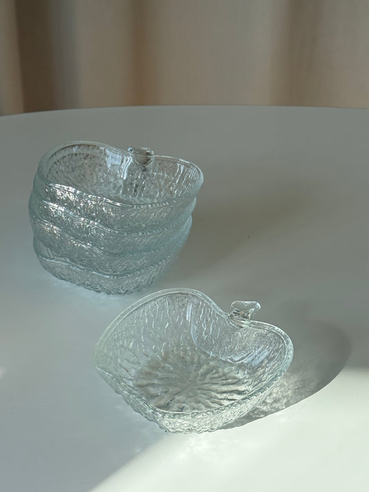 Glasskåle formet som æbler