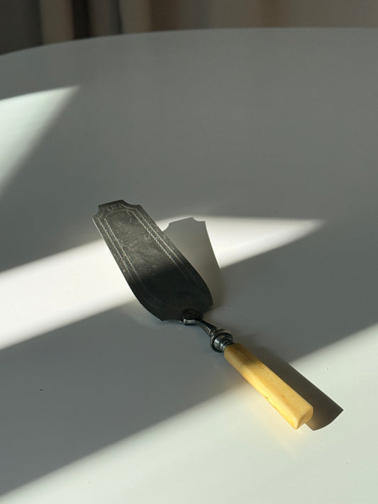 Kageserveringskniv med hvidt skaft