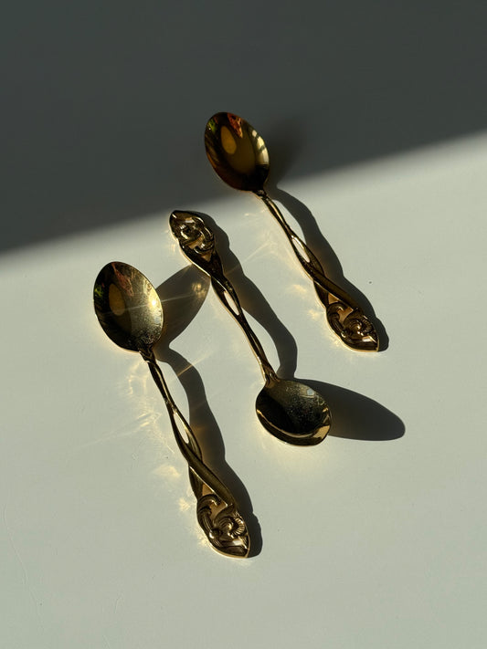 Guld sukkerskeer med mønster