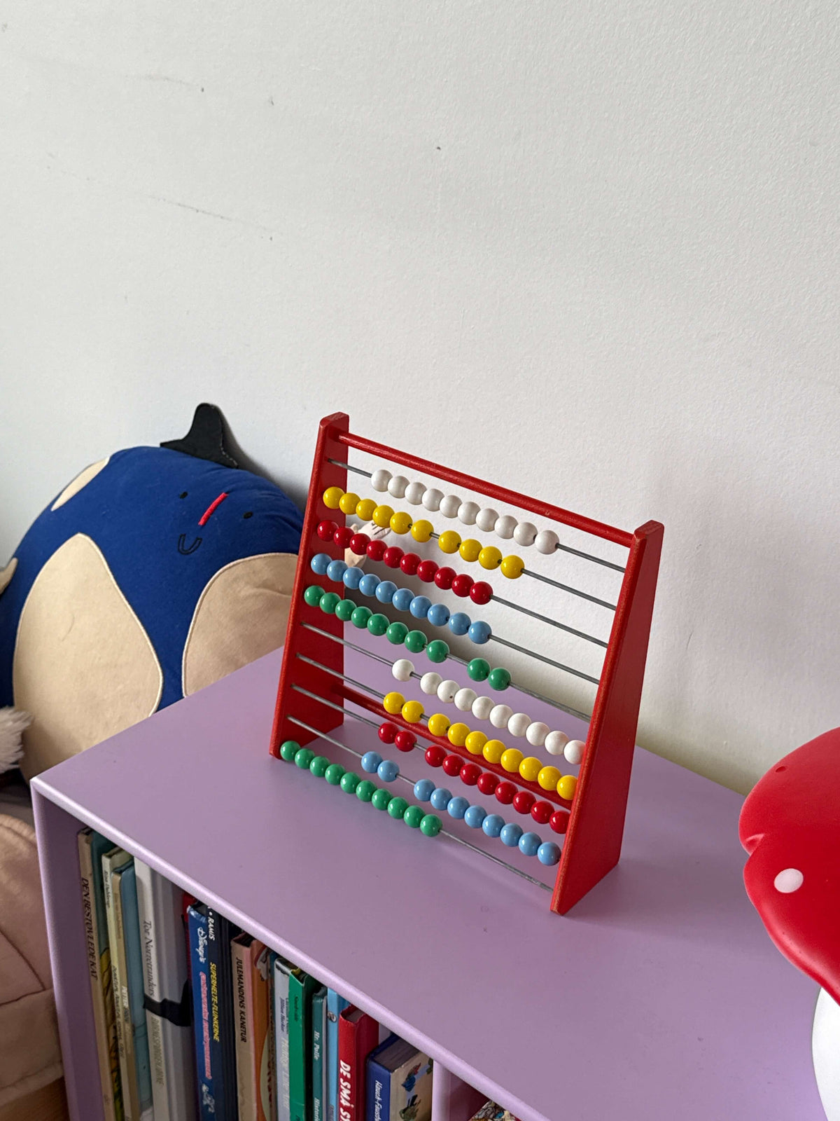 Rødt tællelegetøj i træ