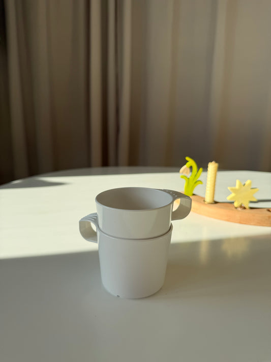 Hvid plastikkop i retro stil