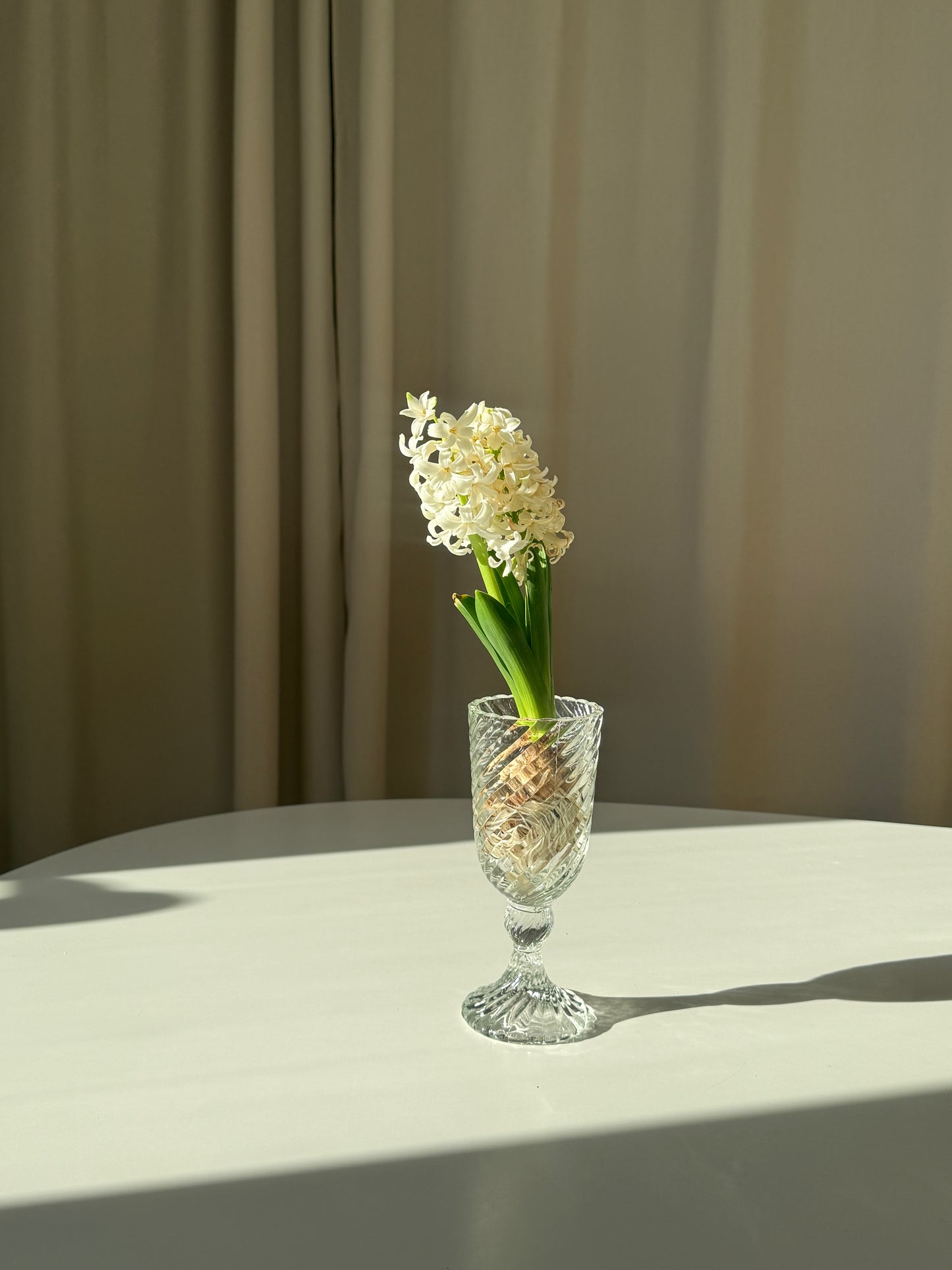 Vase på piedestal i mønstret glas