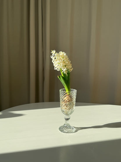 Vase på piedestal i mønstret glas