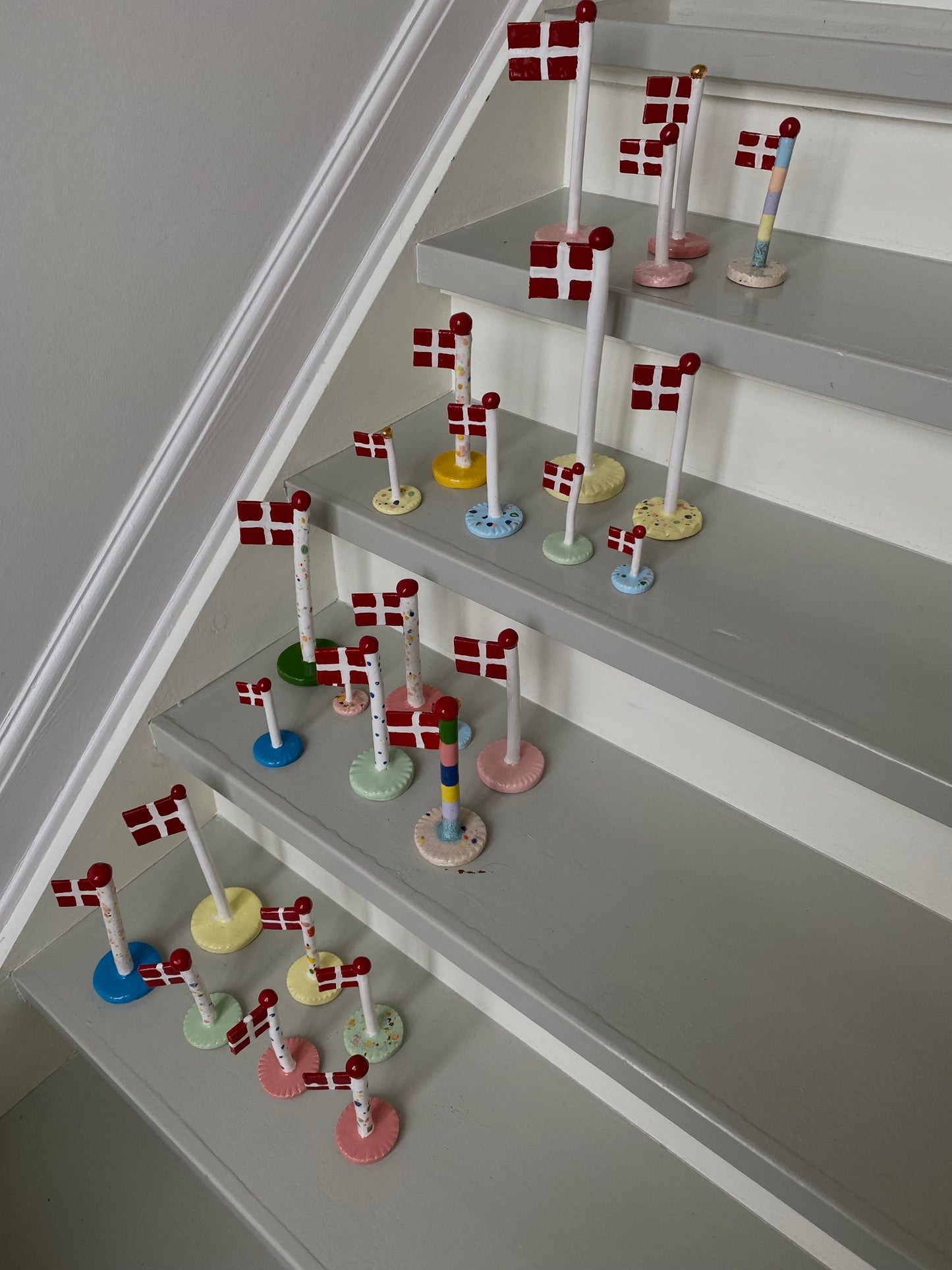 Håndlavede keramikflag fra TheClayPlay – unikke, farverige og skabt med personligt håndværk.