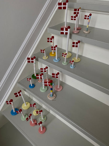 Håndlavede keramikflag fra TheClayPlay – unikke, farverige og skabt med personligt håndværk.