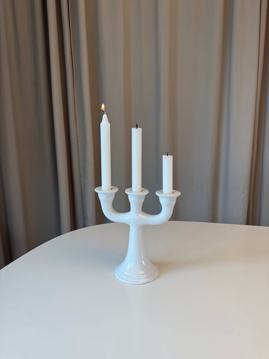 Hvid porcelæns lysestage med tre hoveder