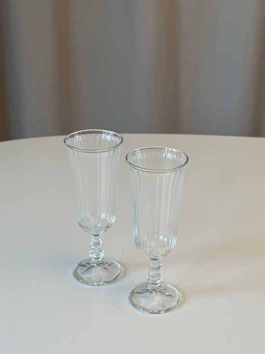 Champagneglas med rillet mønster