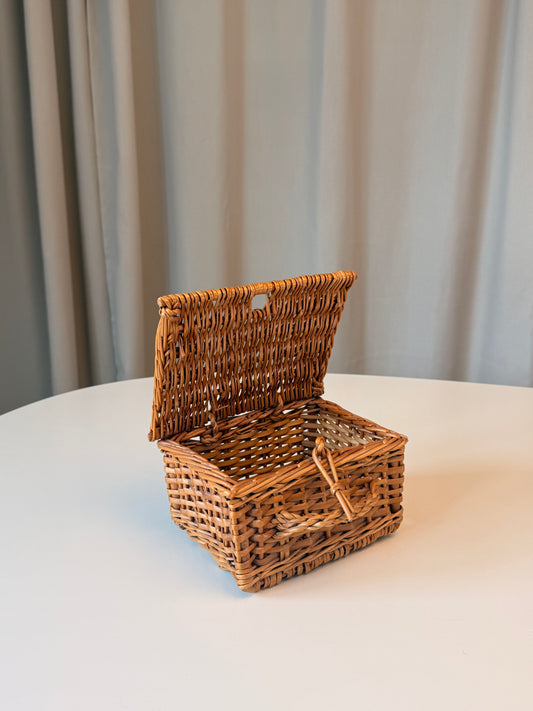 Lille flettet kurv med låg