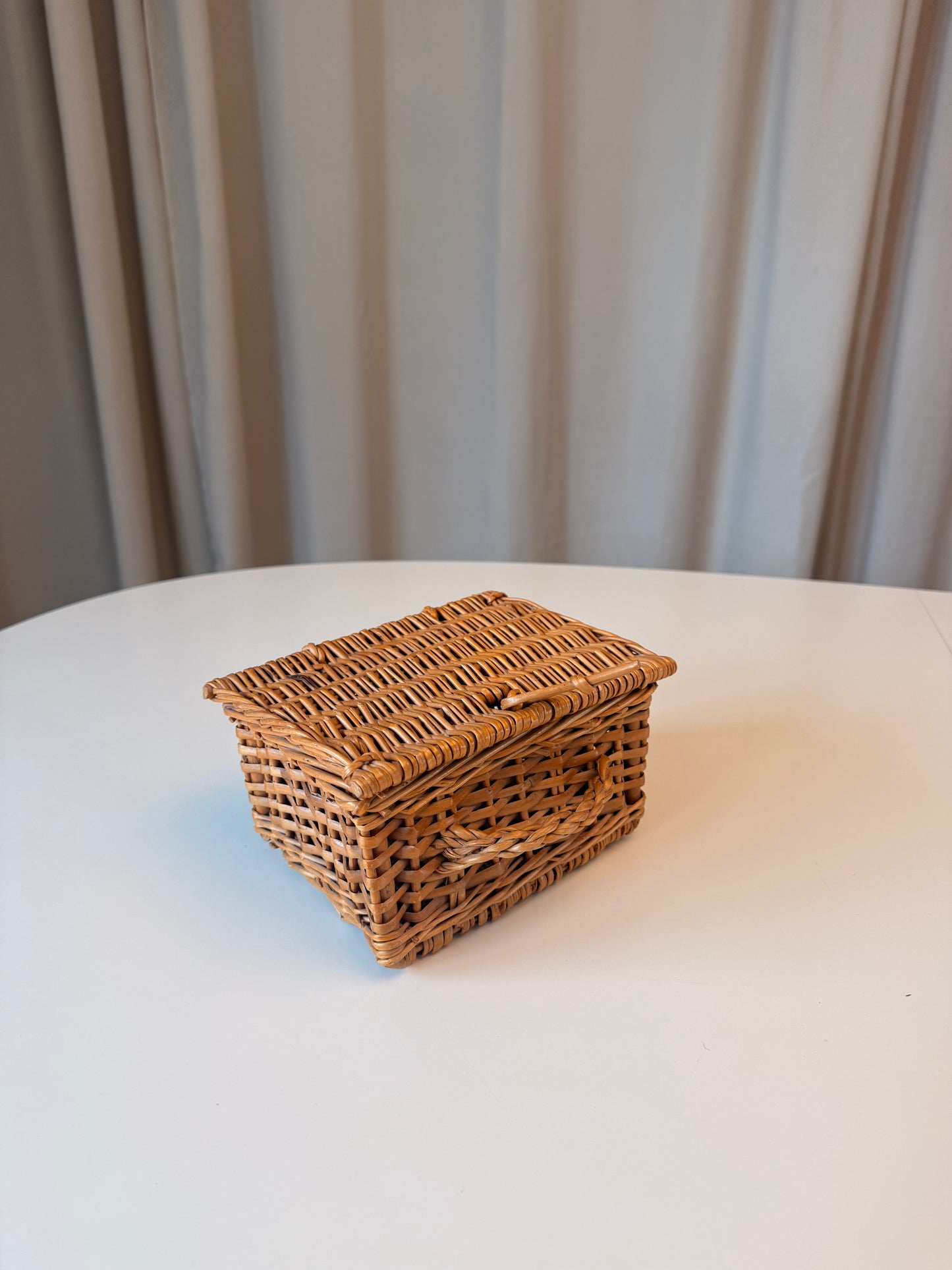 Lille flettet kurv med låg