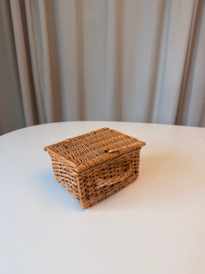 Lille flettet kurv med låg