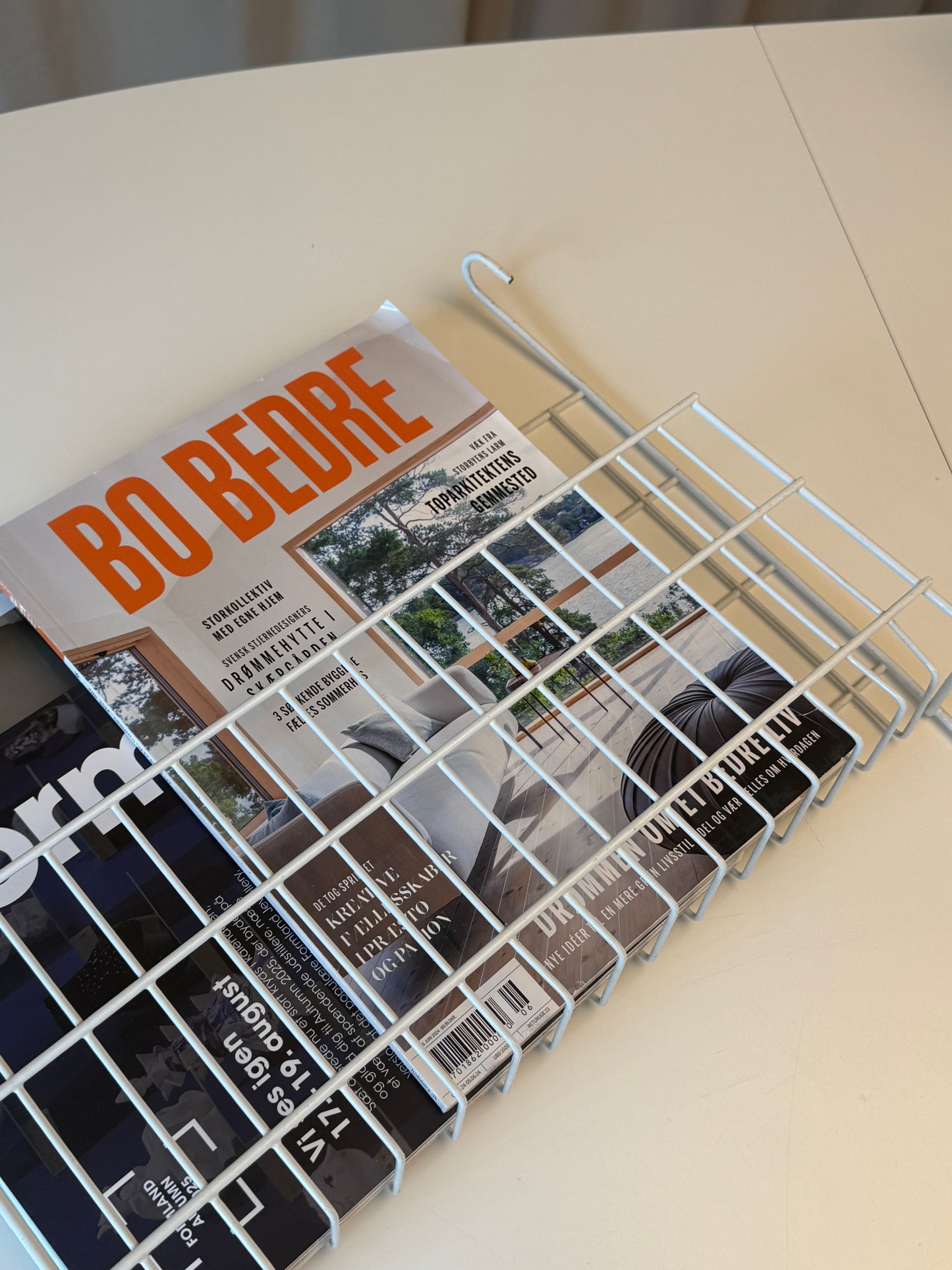 Ophængt magasinholder i metal