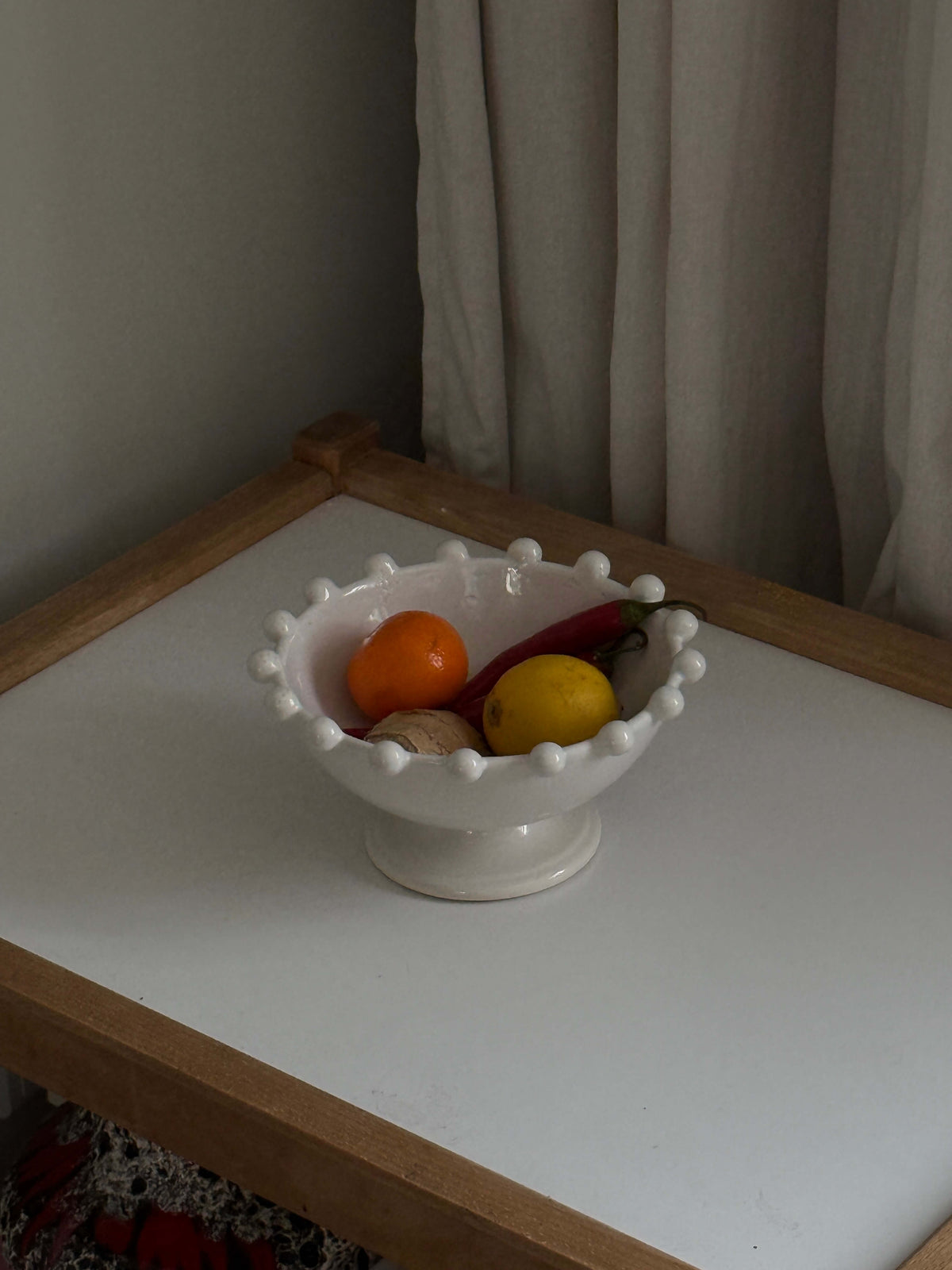 Hvid porcelænsskål på piedestal