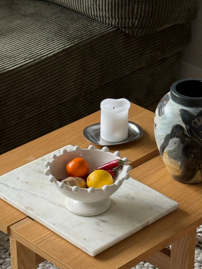 Hvid porcelænsskål på piedestal