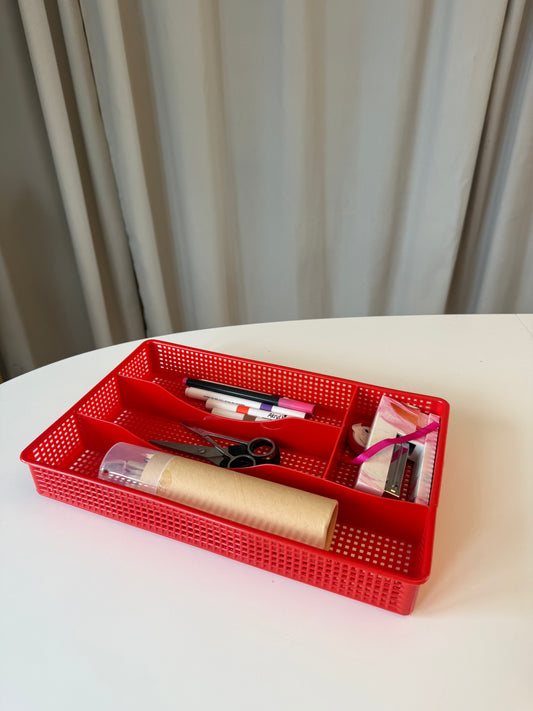 Rød organizer i plast – retro look