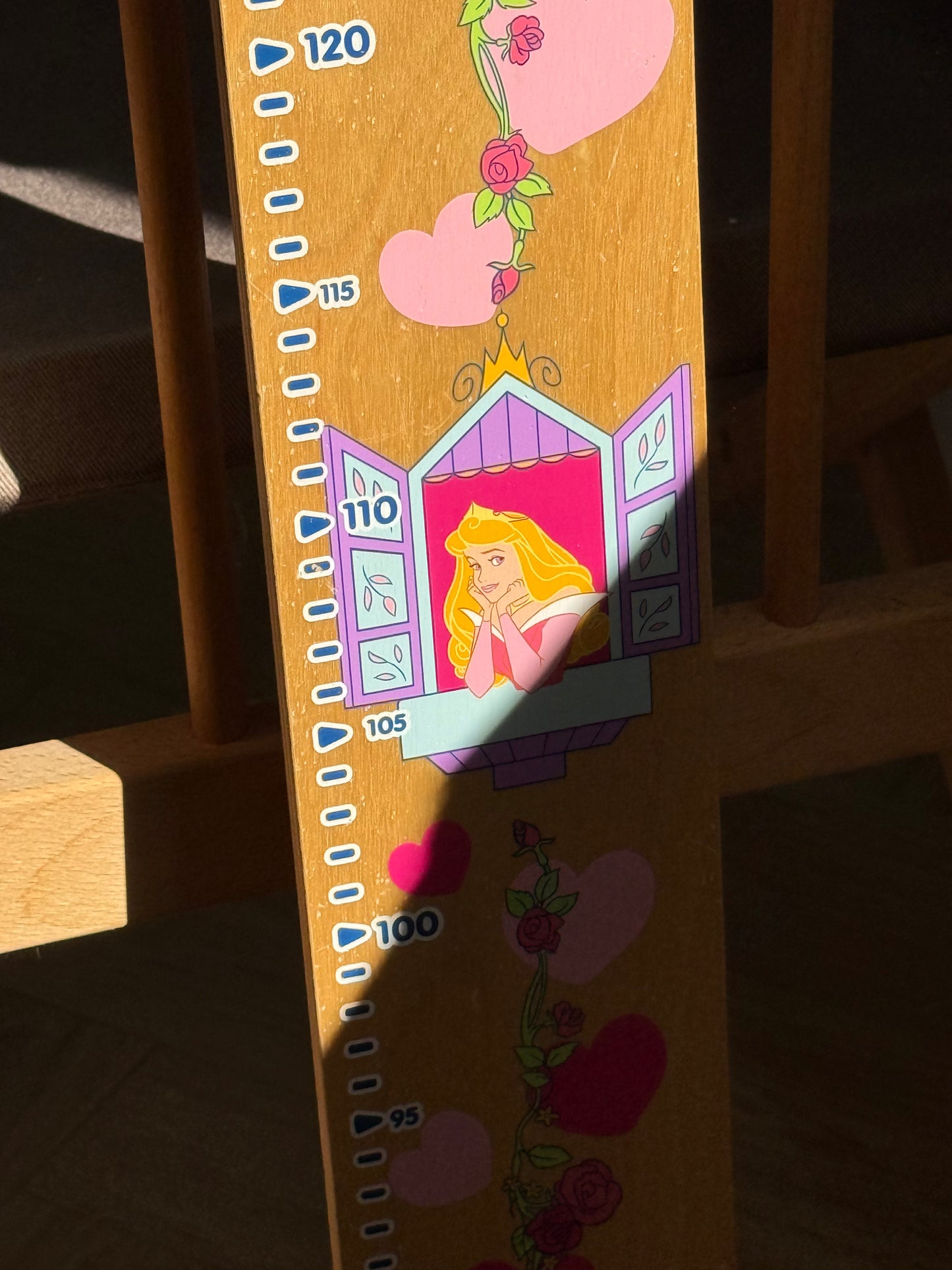 Højdemåler i træ med Disney prinsesser