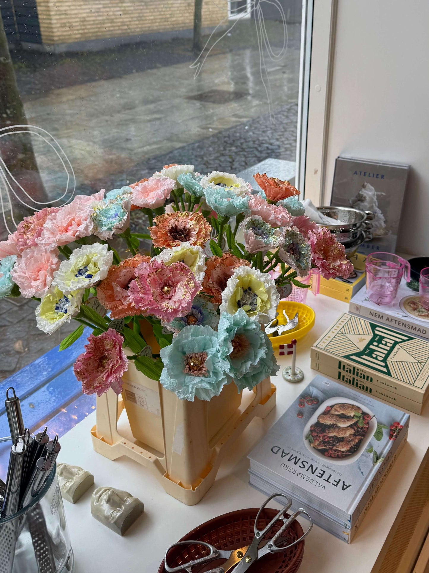 Evighedsblomst i vindueskarmen med sollys i baggrunden