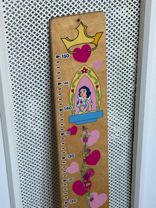 Højdemåler i træ med Disney prinsesser