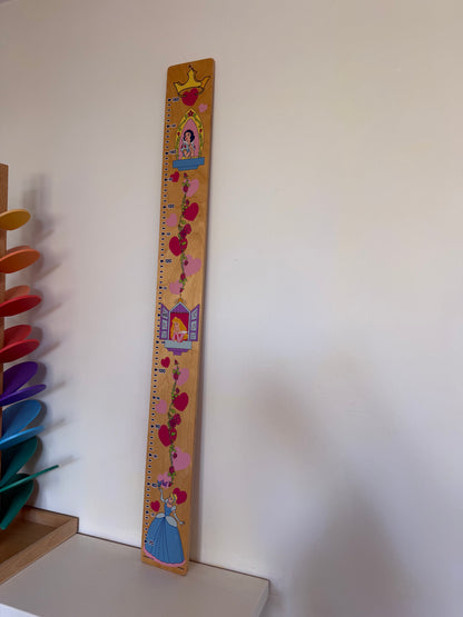 Højdemåler i træ med Disney prinsesser