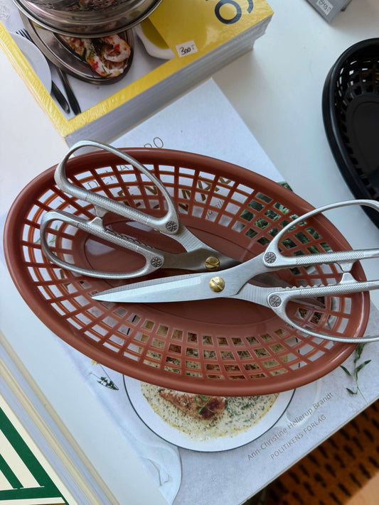 Stålsaks i rustfrit stål med ergonomisk design og skinnende finish, perfekt til præcisionsklipning.