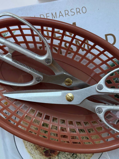 Elegant stålsaks i minimalistisk design, ideel til både køkkenopgaver og kreative projekter.