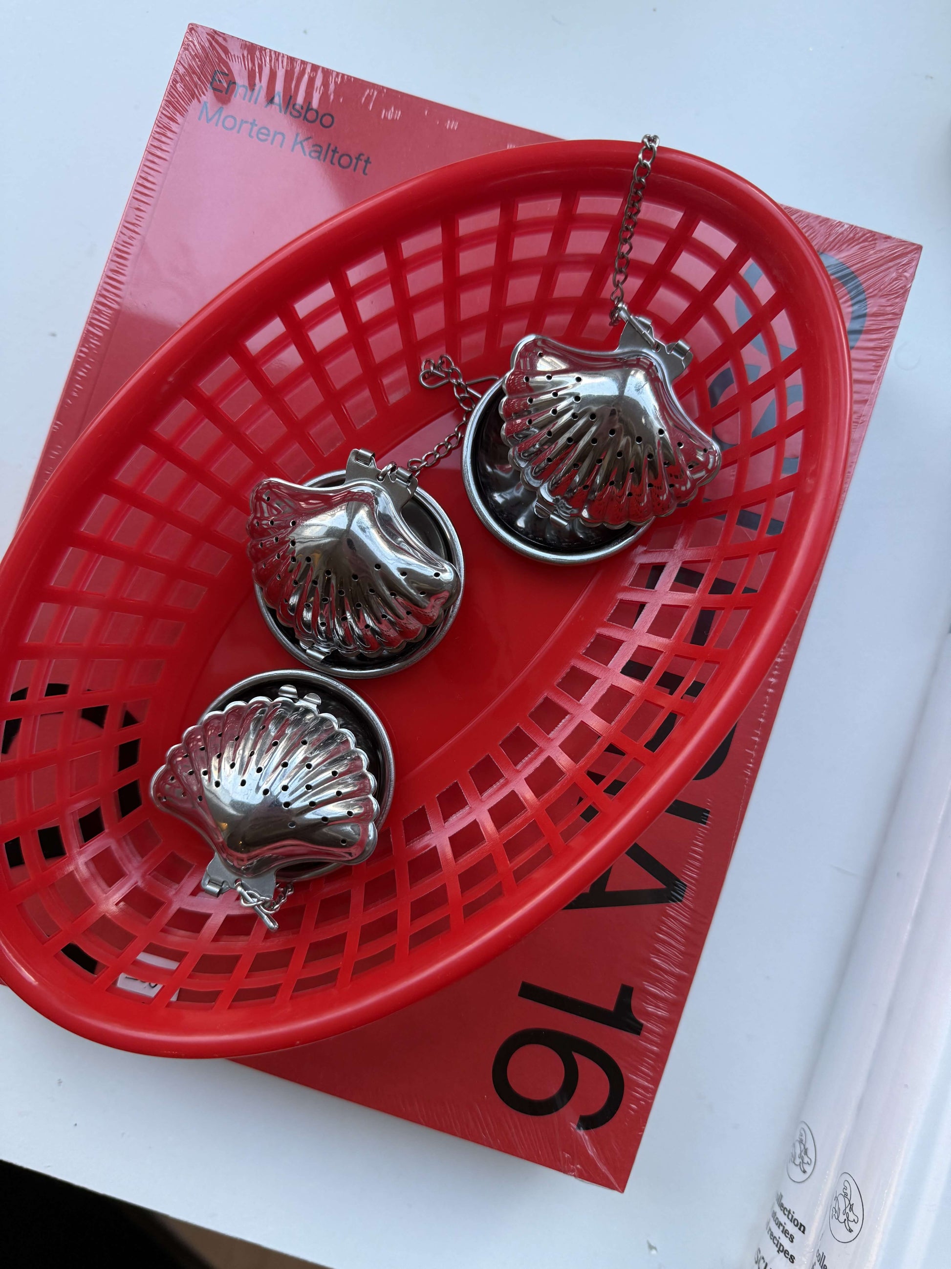 Rød flettet plastikkurv – et retroinspireret design, der tilfører varme og personlighed til din borddækning. Perfekt til brød, frugt eller opbevaring.