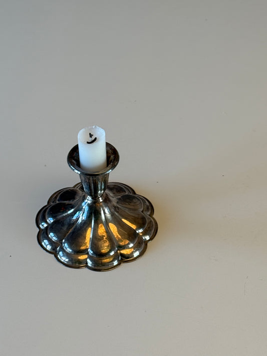 Lysestage i stål på piedestal